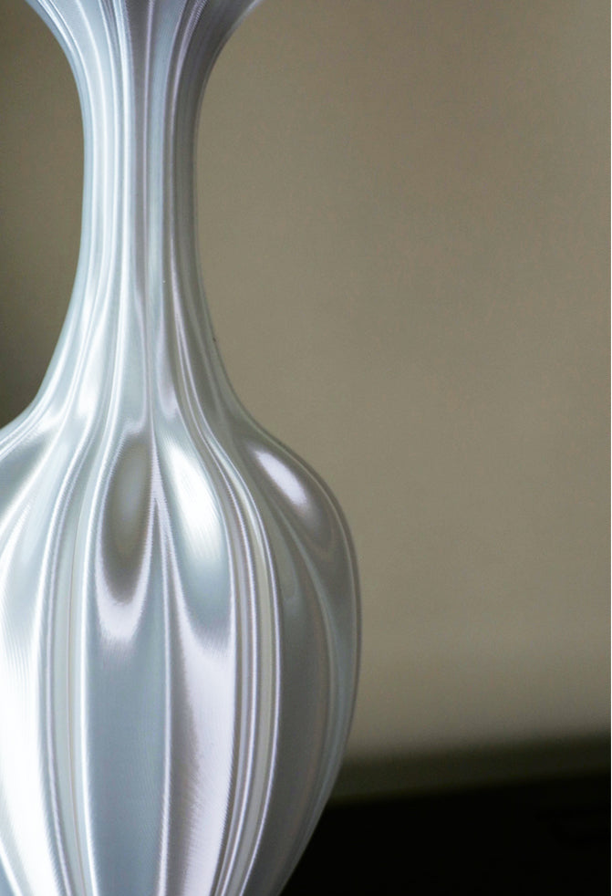 Le murmure du printemps : Vase héritage en soie-satin 🌿
